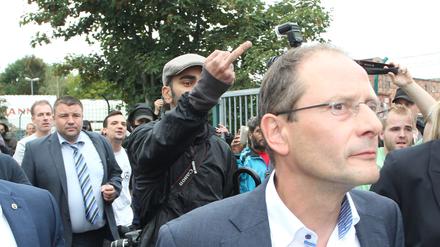 Sachsens Innenminister Markus Ulbig (CDU) am Freitag auf Kurzvisite beim Willkommensfest für Flüchtlinge in Heidenau. 