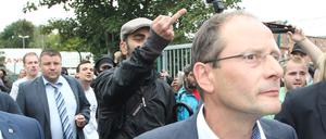 Sachsens Innenminister Markus Ulbig (CDU) am Freitag auf Kurzvisite beim Willkommensfest für Flüchtlinge in Heidenau. 