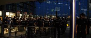 Am Montagabend kam es im Hauptbahnhof zu Ausschreitungen zwischen linken und rechten Demonstranten.