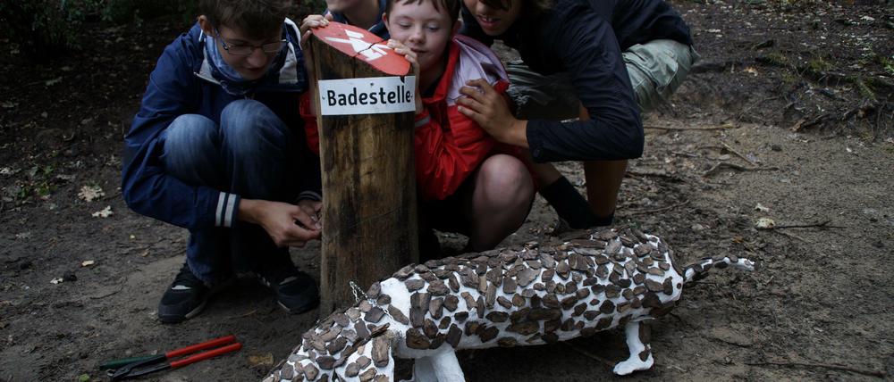 Da die Zehlendorfer Hortkinder mit ihrem Hund Linda nicht mehr an den See dürfen, haben sie Tiere aus Holz und Pappmaché gebastelt.