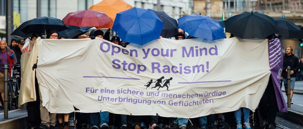 Linke Gruppen ziehen am 27.07.2015 in Dresden (Sachsen) mit einem Banner "Open your mind - stop racism" durch die Innenstadt von Dresden. 