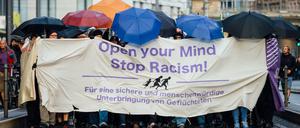 Linke Gruppen ziehen am 27.07.2015 in Dresden (Sachsen) mit einem Banner "Open your mind - stop racism" durch die Innenstadt von Dresden. 