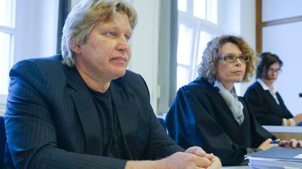Seit jenem 24. Juli 2010 leidet Feuerwehrmann Ralf S. - hier mit seiner Anwältin Bärbel Schönhof - unter posttraumatischen Belastungsstörungen.