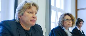 Seit jenem 24. Juli 2010 leidet Feuerwehrmann Ralf S. - hier mit seiner Anwältin Bärbel Schönhof - unter posttraumatischen Belastungsstörungen.