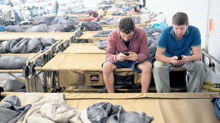 Das Smartphone ist für Flüchtlinge unverzichtbar. Sie halten damit Kontakt zur alten Heimat und orientieren sich zugleich am neuen Aufenthaltsort. 