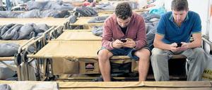 Das Smartphone ist für Flüchtlinge unverzichtbar. Sie halten damit Kontakt zur alten Heimat und orientieren sich zugleich am neuen Aufenthaltsort. 