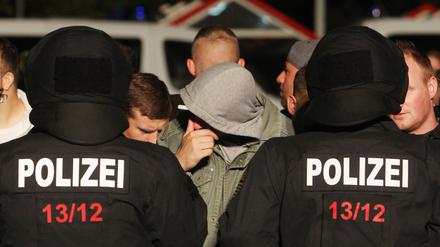 Polizeikräfte kesseln am 28.08.2015 in Heidenau (Sachsen) Rechte ein. Diese hatten sich am Abend, nach einem friedlichen Willkommensfest für Flüchtlinge, gegenüber dem Notquartier für Asylsuchende an einem Supermarkt versammelt. Die Ordnungshüter umstellten die Rechten, von denen viele Bierflaschen in der Hand hielten, mit gut einem Dutzend Polizeifahrzeugen. 