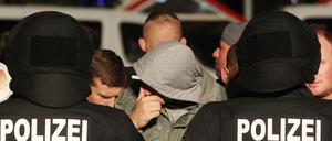 Polizeikräfte kesseln am 28.08.2015 in Heidenau (Sachsen) Rechte ein. Diese hatten sich am Abend, nach einem friedlichen Willkommensfest für Flüchtlinge, gegenüber dem Notquartier für Asylsuchende an einem Supermarkt versammelt. Die Ordnungshüter umstellten die Rechten, von denen viele Bierflaschen in der Hand hielten, mit gut einem Dutzend Polizeifahrzeugen. 