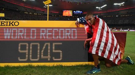 Energieleistung: Ashton Eaton neben seiner neuen Bestmarke im Zehnkampf.