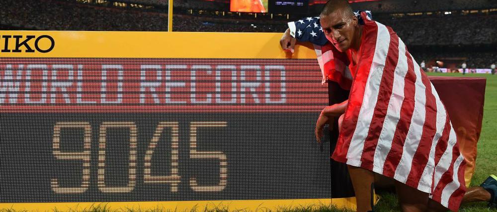 Energieleistung: Ashton Eaton neben seiner neuen Bestmarke im Zehnkampf.