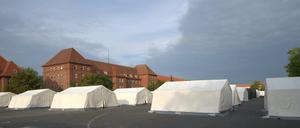 Wolken hängen über dem Gelände der früheren Schmidt-Knobelsdorf-Kaserne in Spandau. Auf dem Gelände wurden kurzfristig Zelte errichtet, in denen 600 Flüchtlinge untergebracht werden können. 