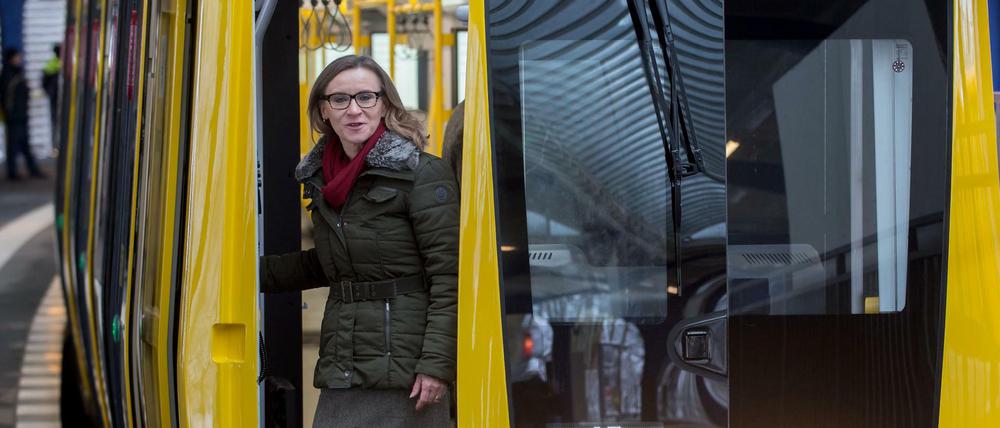 BVG-Chefin Nikutta bei der Vorstellung der Züge am Bahnhof Olympiastadion, pardon, Olympia-Stadion.