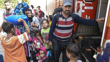 Flüchtlinge aus der umkämpften Stadt Aleppo in Syrien besteigen in Mazedonien einen Zug nach Serbien. 