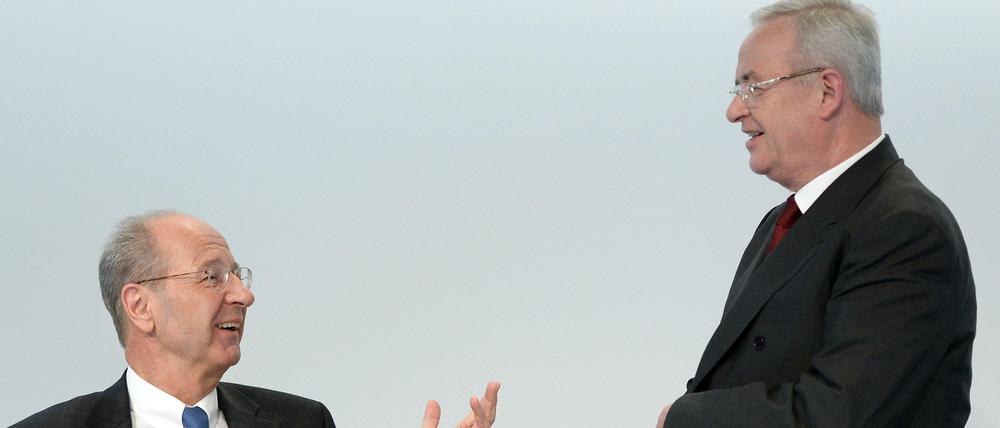 Martin Winterkorn (r), der Vorstandsvorsitzende der Porsche SE bei einer Bilanz-Pressekonferenz mit dem Finanzvorstand Hans Dieter Pötsch.