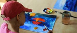 Ein acht Jahre altes Mädchen malt nach seiner erste Bestrahlung ein Bild.