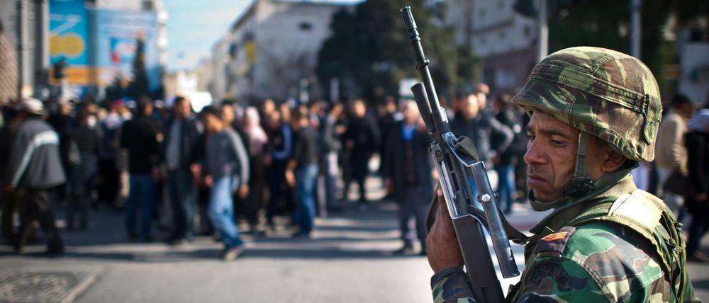 Ein Soldat bewacht einen Aufmarsch von Demonstranten im Zentrum der tunesischen Hauptstadt Tunis.