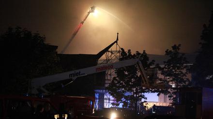 Rund 70 Einsatzkräfte der Berufsfeuerwehr waren bis spät in die Nacht im Einsatz.