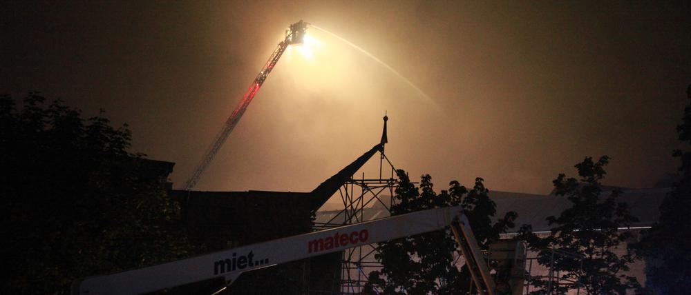 Rund 70 Einsatzkräfte der Berufsfeuerwehr waren bis spät in die Nacht im Einsatz.