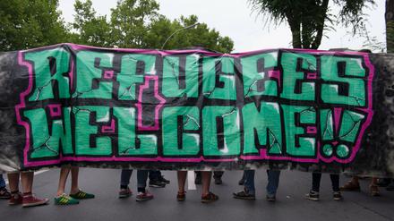 Flüchtlinge sind in Berlin willkommen - das ist nicht nur die Botschaft dieser Demonstranten in Wedding, sondern auch eines angeblichen Willkommensfestes vor dem Roten Rathaus.