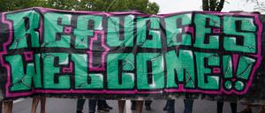 Flüchtlinge sind in Berlin willkommen - das ist nicht nur die Botschaft dieser Demonstranten in Wedding, sondern auch eines angeblichen Willkommensfestes vor dem Roten Rathaus.