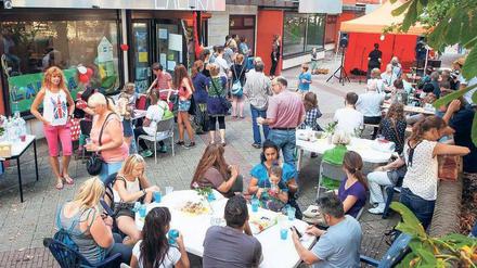 Ein Fest für alle feierten Unterstützer und Flüchtlinge am Geburtstag des „Laloka“. Am Aktionstag soll der Vorplatz begrünt und verschönert werden.