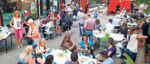 Ein Fest für alle feierten Unterstützer und Flüchtlinge am Geburtstag des „Laloka“. Am Aktionstag soll der Vorplatz begrünt und verschönert werden.