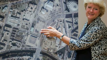 Kulturstaatsministerin Monika Grütters (CDU) zeigt am 03.09.2015 in Berlin während einer Pressekonferenz zum Ideenwettbewerb für das Museum des 20. Jahrhunderts auf einem Luftbild auf den Platz am Kulturforum, der als Bauplatz vorgesehen ist. 