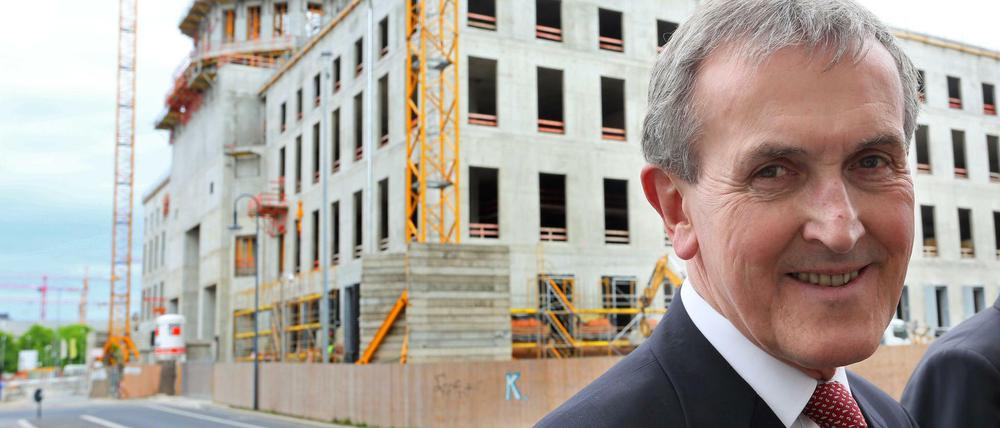 Der Gründungsintendant des Humboldt-Forums und britische Kunsthistoriker Neil MacGregor vor der Schlossbaustelle in Berlin. Nun erhielt er die Goethe-Medaille für Verdienste um den internationalen Kulturaustausch.
