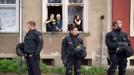 Jugendliche in Heidenau beobachten die Demo von Flüchtlingsunterstützern 