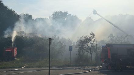 Die Feuerwehr löscht am vergangenen Mittwoch den Brand auf dem Gelände der ehemaligen Karl-Bonhoeffer-Nervenklinik im Berlin-Wittenau. Offenbar haben Kinder das Feuer verursacht.