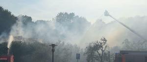 Die Feuerwehr löscht am vergangenen Mittwoch den Brand auf dem Gelände der ehemaligen Karl-Bonhoeffer-Nervenklinik im Berlin-Wittenau. Offenbar haben Kinder das Feuer verursacht.