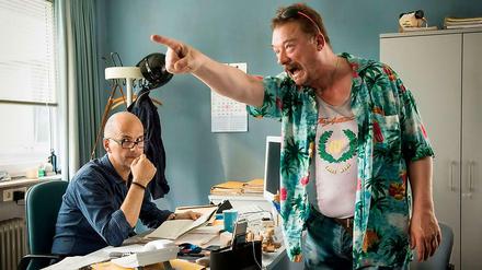 Bürohengst gegen Hawaiihemd: Christoph Maria Herbst und Peter Kurth in "Die Kleinen und die Bösen".