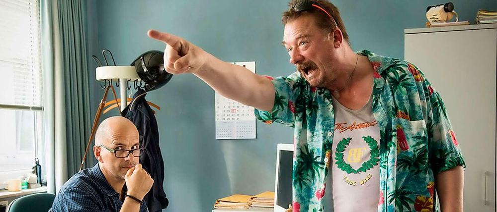 Bürohengst gegen Hawaiihemd: Christoph Maria Herbst und Peter Kurth in "Die Kleinen und die Bösen".