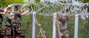 Ungarische Soldaten befestigen die Grenze zu Serbien.