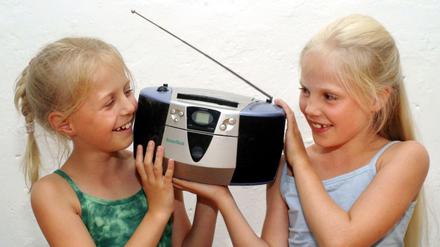 Kinder sind neugierig. Deshalb kann Radiohören (hier ein Symbolbild) das Wissen erweitern - aber auch nicht immer.