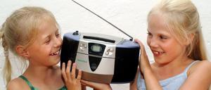 Kinder sind neugierig. Deshalb kann Radiohören (hier ein Symbolbild) das Wissen erweitern - aber auch nicht immer.