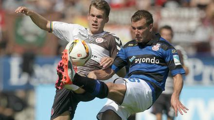 Konnten sich nicht durchsetzen: Christopher Buchtmann und der FC St. Pauli (li.) gegen Denis Epstein und den FSV Frankfurt. 