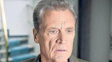 Alexander (Robert Atzorn) kommt nach Hause und entdeckt die Haushälterin beim Putzen. Im ersten Moment ist er überrascht.