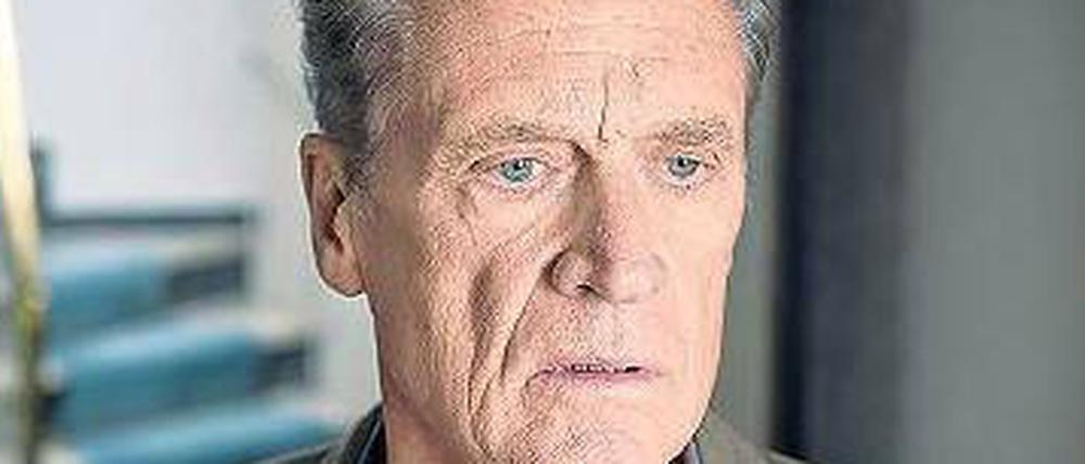 Alexander (Robert Atzorn) kommt nach Hause und entdeckt die Haushälterin beim Putzen. Im ersten Moment ist er überrascht.