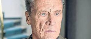 Alexander (Robert Atzorn) kommt nach Hause und entdeckt die Haushälterin beim Putzen. Im ersten Moment ist er überrascht.