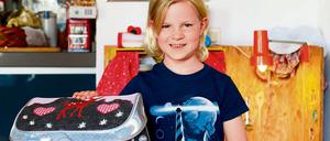 Mascha Baer, stolzes Schulkind, 6 Jahre alt. 