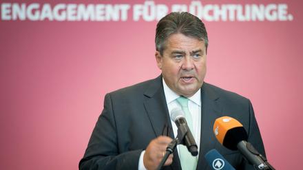 "Engagement für Flüchtlinge." - Bundeswirtschaftsminister Sigmar Gabriel (SPD) spricht am 29.08.2015 in Berlin im SPD-Fraktionssaal im Bundestag zu ehrenamtlichen Flüchtlingshelfern. Der SPD-Parteivorstand und die -Bundestagsfraktion empfangen hier ehrenamtliche Flüchtlingshelfer. Foto: Kay Nietfeld/dpa +++(c) dpa - Bildfunk+++