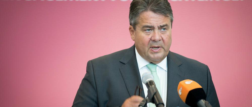 "Engagement für Flüchtlinge." - Bundeswirtschaftsminister Sigmar Gabriel (SPD) spricht am 29.08.2015 in Berlin im SPD-Fraktionssaal im Bundestag zu ehrenamtlichen Flüchtlingshelfern. Der SPD-Parteivorstand und die -Bundestagsfraktion empfangen hier ehrenamtliche Flüchtlingshelfer. Foto: Kay Nietfeld/dpa +++(c) dpa - Bildfunk+++
