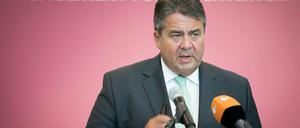 "Engagement für Flüchtlinge." - Bundeswirtschaftsminister Sigmar Gabriel (SPD) spricht am 29.08.2015 in Berlin im SPD-Fraktionssaal im Bundestag zu ehrenamtlichen Flüchtlingshelfern. Der SPD-Parteivorstand und die -Bundestagsfraktion empfangen hier ehrenamtliche Flüchtlingshelfer. Foto: Kay Nietfeld/dpa +++(c) dpa - Bildfunk+++
