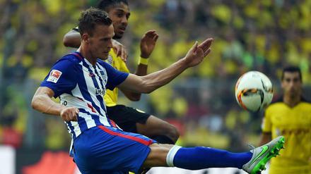 Four more years. Herthas Abwehrchef Sebastian Langkamp (vorne) bleibt den Berlinern länger erhalten. „Er ist ein absoluter Leistungsträger“, sagt Manager Preetz. 