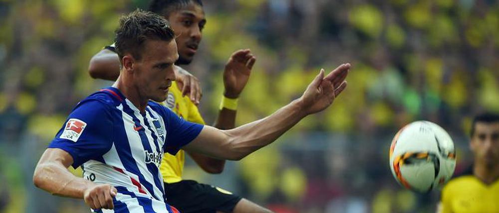 Four more years. Herthas Abwehrchef Sebastian Langkamp (vorne) bleibt den Berlinern länger erhalten. „Er ist ein absoluter Leistungsträger“, sagt Manager Preetz.