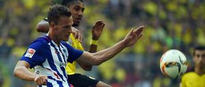 Four more years. Herthas Abwehrchef Sebastian Langkamp (vorne) bleibt den Berlinern länger erhalten. „Er ist ein absoluter Leistungsträger“, sagt Manager Preetz. 
