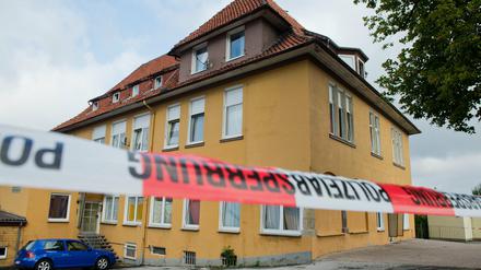 Ein Absperrband der Polizei verwehrt am 28.08.2015 den Zugang zu einer Unterkunft für Asylbewerber in Salzhemmendorf im Landkreis Hameln-Pyrmont (Niedersachsen). Unbekannte haben einen Brandanschlag auf eine Wohnung von Asylbewerbern verübt. Ein Molotowcocktail sei in der Nacht zum 28.08.2015 durch ein Fenster in die Wohnung geworfen worden, teilte die Polizei mit. Foto: Julian Stratenschulte/dpa +++(c) dpa - Bildfunk+++
