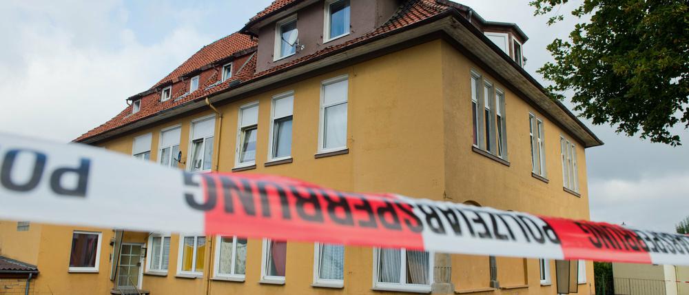 Ein Absperrband der Polizei verwehrt am 28.08.2015 den Zugang zu einer Unterkunft für Asylbewerber in Salzhemmendorf im Landkreis Hameln-Pyrmont (Niedersachsen). Unbekannte haben einen Brandanschlag auf eine Wohnung von Asylbewerbern verübt. Ein Molotowcocktail sei in der Nacht zum 28.08.2015 durch ein Fenster in die Wohnung geworfen worden, teilte die Polizei mit. Foto: Julian Stratenschulte/dpa +++(c) dpa - Bildfunk+++