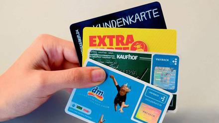 Alle auf den Tisch. Durchschnittlich vier bis fünf Kunden- und Rabattkarten hat jeder Verbraucher hierzulande im Portemonnaie. Die verbreitetste ist die vor 15 Jahren eingeführte Payback-Karte mit 25 Millionen Nutzern. 